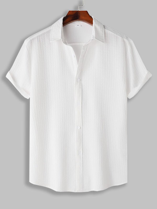 Camisa de manga corta casual de color sólido con rayas de textura irregular para hombre