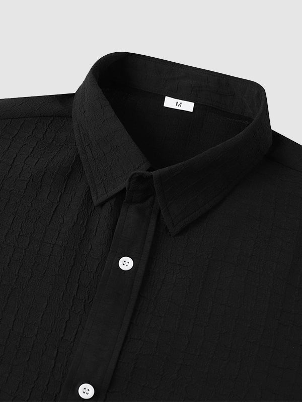 Camisa de manga corta casual de color sólido con rayas de textura irregular para hombre