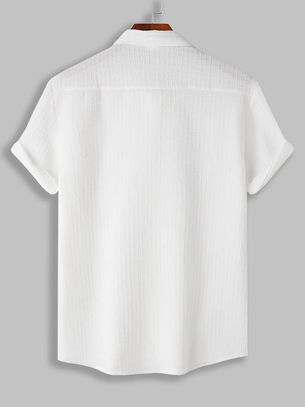 Camisa de manga corta casual de color sólido con rayas de textura irregular para hombre