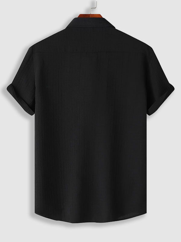 Camisa de manga corta casual de color sólido con rayas de textura irregular para hombre